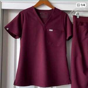 Figs scrub set Bordeaux color